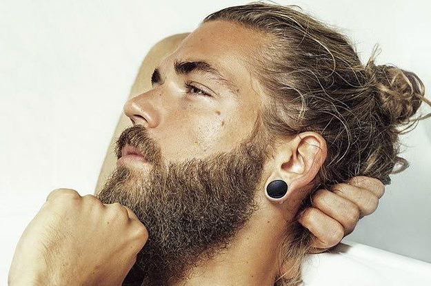 Chignon homme barbu